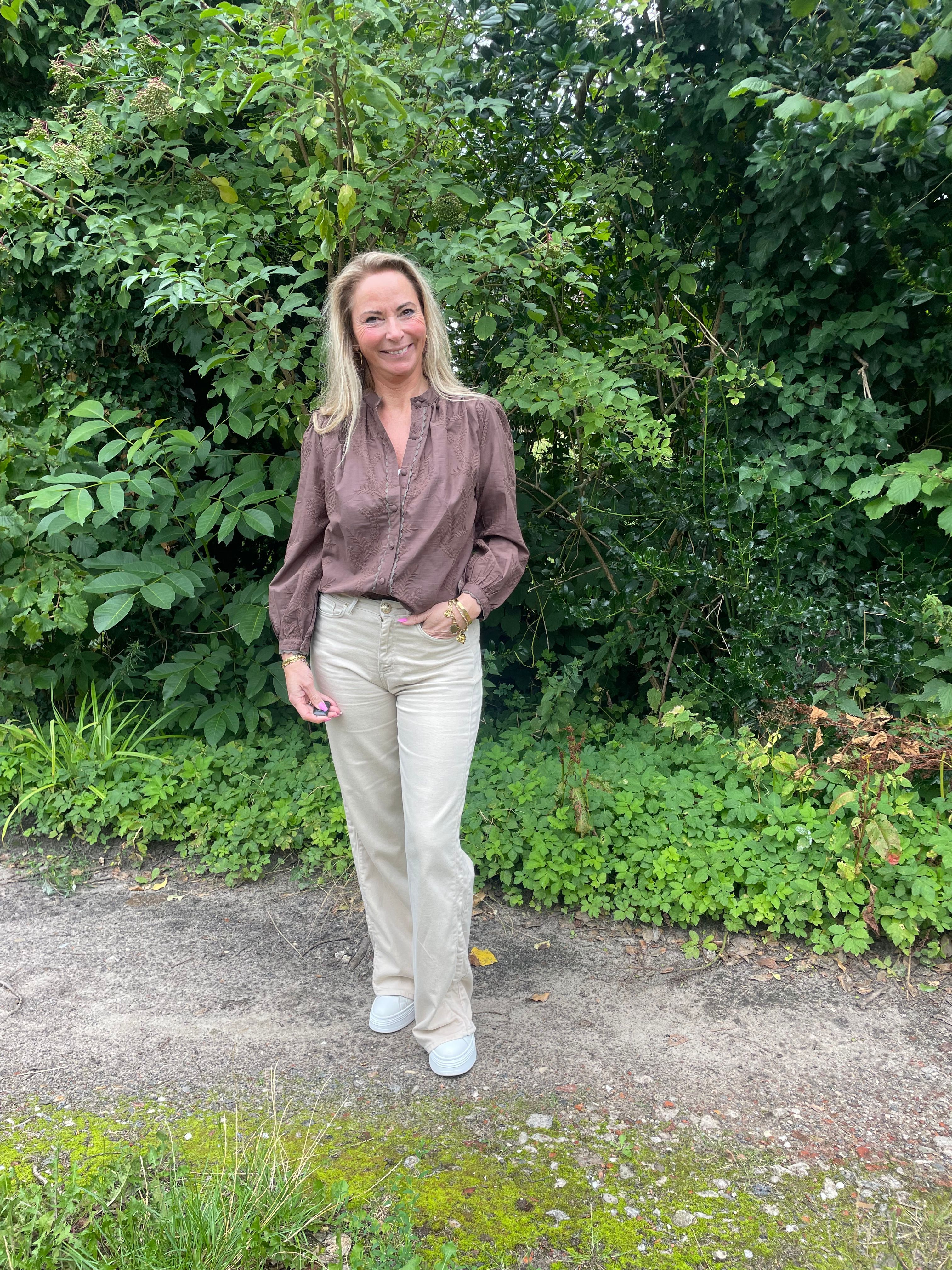 Bruine blouse met geborduurde bloemen, subtiel  in de stof verwerkt. 100% katoen
