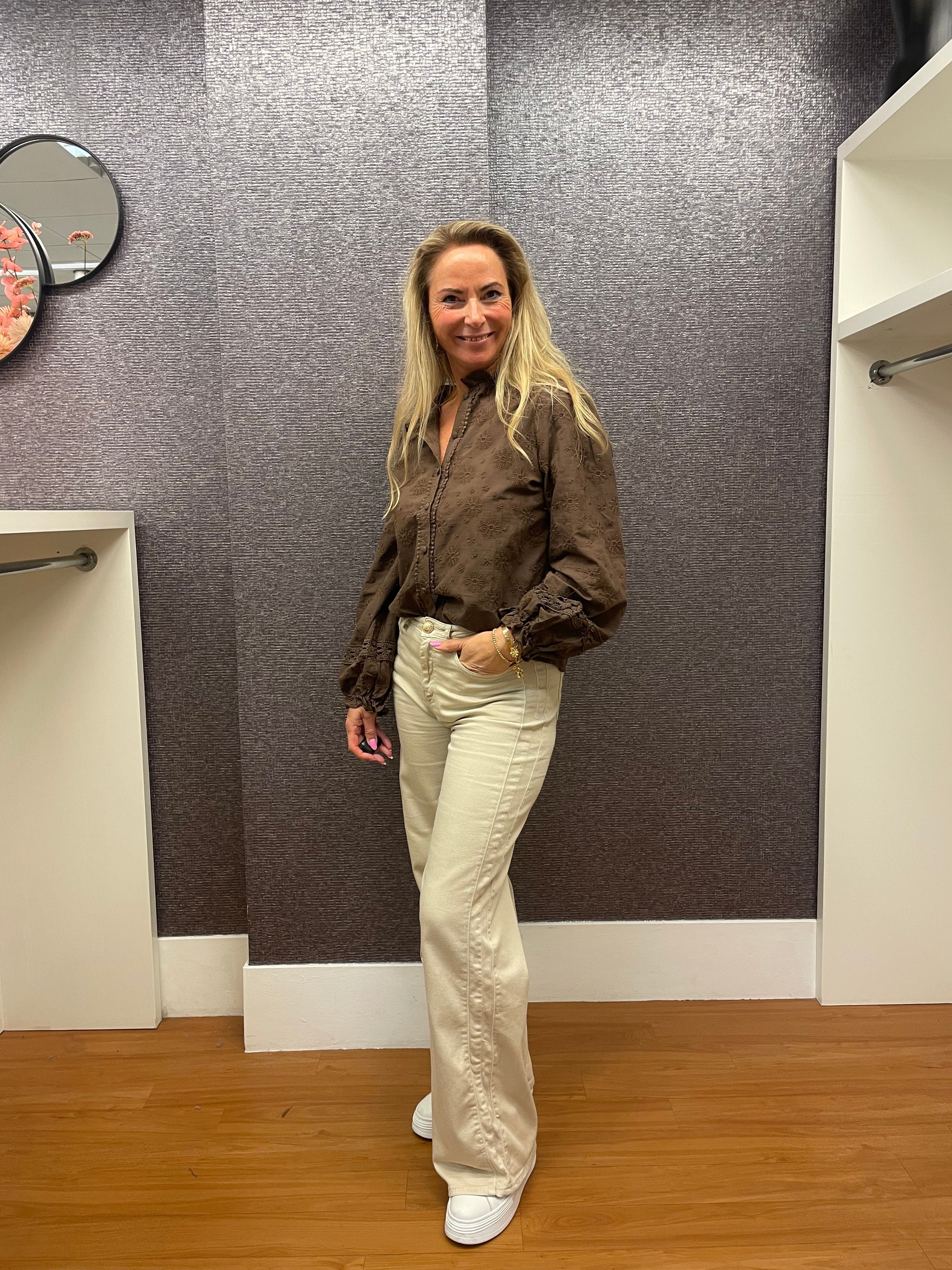 Bruine blouse, afgewerkt met kleine geborduurde bloemen. 100% katoen