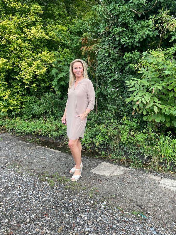 Angelle Milan kleur TAUPE travelkwaliteit jurk SALE MAG NIET RETOUR!